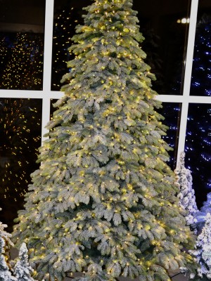 ЕЛЬ В ИНЕЕ СО ВСТРОЕННЫМИ  ЛАМПОЧКАМИ